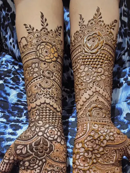 The back-of-hand view for the engagement bride. The design features bold, shaded roses that look like they are blooming on the skin.
