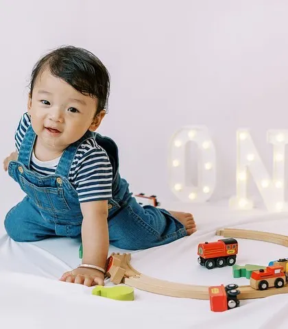 This birthday boy loved his trains. We incorporated his favorite toy into the pre-cake-smash setup for a personalized and fun first birthday studio session at home.