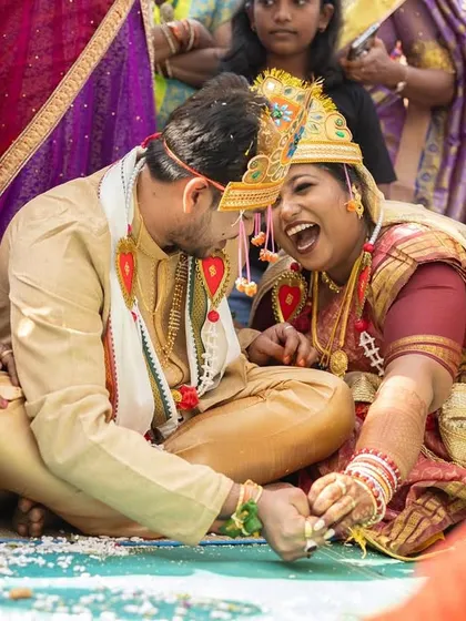 More infectious laughter during an Odia wedding ritual. The bride and groom, surrounded by family, share a moment of pure joy, and it's these candid interactions that I love to capture.