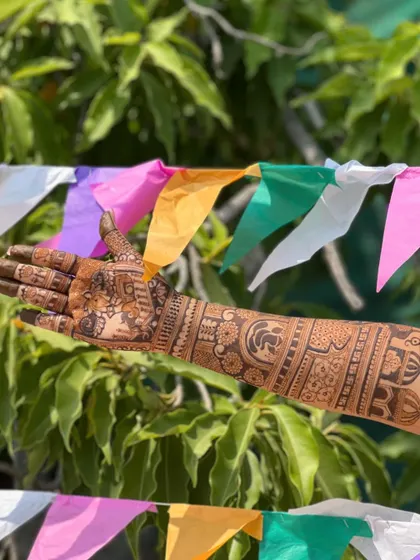 An outdoor shot of the bridal mehendi, with the natural background making the design stand out.