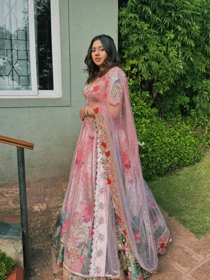 A natural, sun-kissed glow for this bridesmaid. The makeup is kept minimal and radiant to complement her floral lehenga.