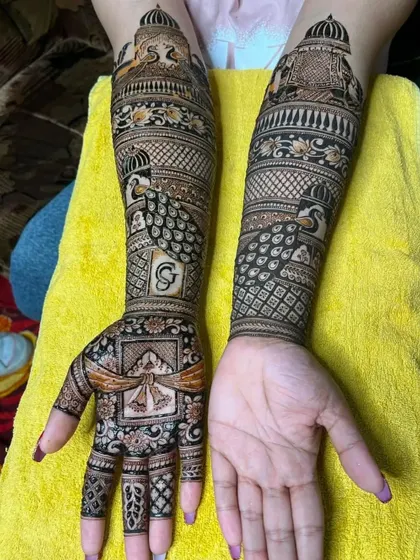 This design combines peacock motifs with personalized initials for a look that is both traditional and unique.