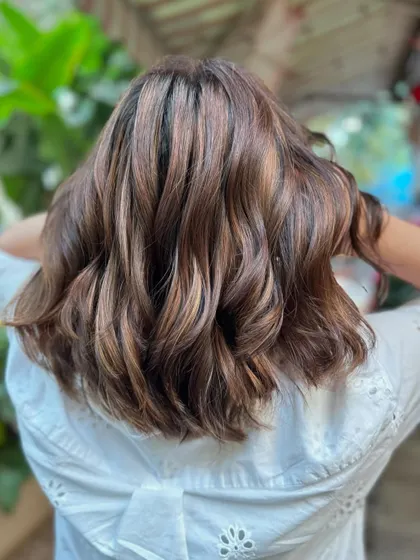 Brown sugar sweetness. This non-bleach balayage on a chic lob is a perfect everyday look. (No filter)