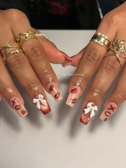 Will you be my client-ine? This Valentine's Day set is so extra and I'm obsessed. It features "XO" text, a lipstick kiss print, and big 3D white bows on long, square-shaped acrylic extensions.