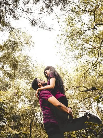 A romantic lift amidst the trees. We use the natural environment to create beautiful, dynamic compositions for your pre-wedding photos.