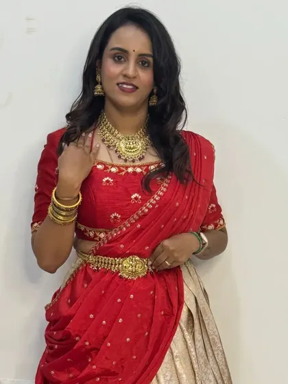 A closer look at the red and cream half saree, with its simple but elegant blouse and bandhani-style dupatta.
