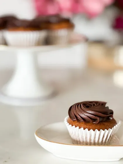 A simple yet decadent caramel dark chocolate cupcake. This little treat is perfect for a quick craving fix and is, of course, 100% eggless.
