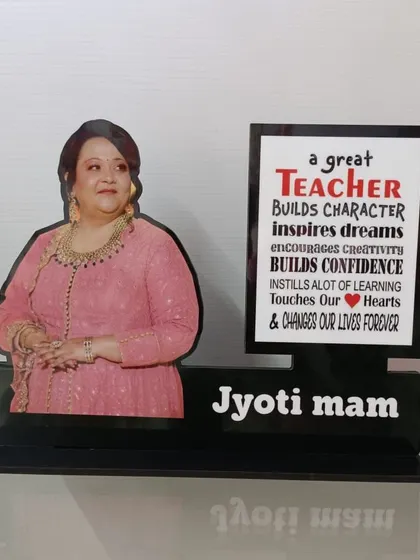 A thoughtful gift for Teacher's Day. This tabletop features the teacher's photo, name, and a beautiful quote about how great teachers inspire dreams.