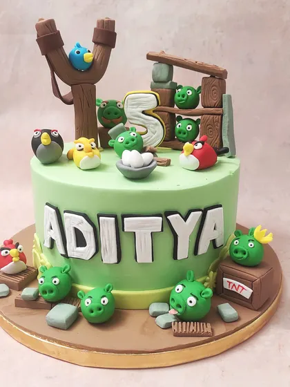 We recreate the fun of the popular game with this action-packed Angry Birds cake. The design features a detailed slingshot, mischievous green pigs, and the iconic birds, all meticulously crafted from fondant to create a playful scene that is sure to be a hit.