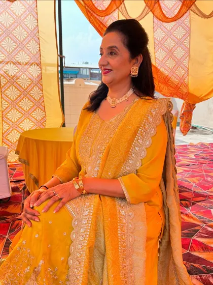 A seated portrait from the daytime event. The makeup is fresh and light.