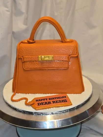A closer look at the details of my edible handbag cake. The textured fondant and carefully crafted hardware make this 3D sculpted cake a true work of art that tastes as good as it looks.