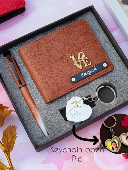 The same combo, but with a "LOVE" charm on the wallet. The heart keychain is a perfect place to keep pictures of your loved ones.