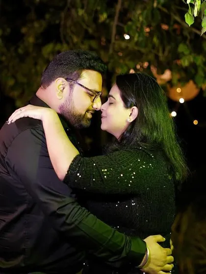 An intimate portrait of the couple, taken in the soft, ambient light of the evening. We use the natural environment to create romantic and timeless images.