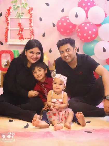 First birthdays are for the whole family. I always make sure to capture these precious moments with parents and siblings, creating a memory you'll all treasure forever. 🤗