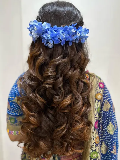 The full effect of the beachy waves and the blue hydrangea crown, a perfect look for a daytime event.