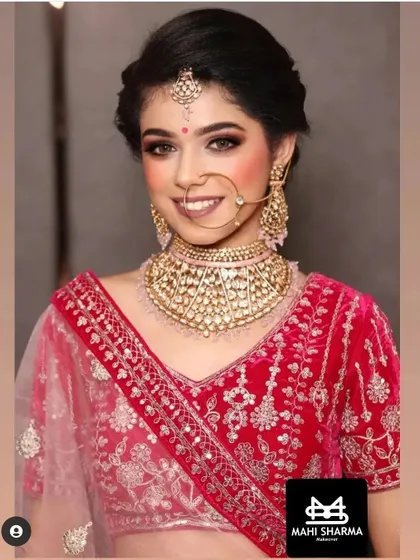 This smiling bride is wearing a stunning wide Polki choker that sits high on the neck. It’s a statement piece that is both traditional and incredibly fashionable.