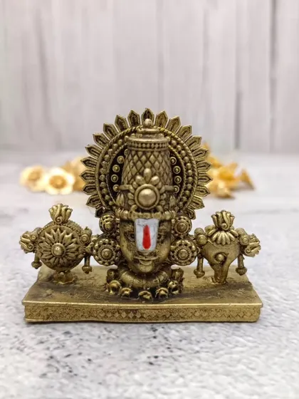 Is tasveer mein aap is brass Balaji idol ki detailing aur sundarta ko mehsoos kar sakte hain.