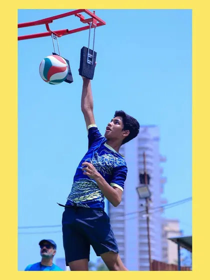 This player reaches the peak of his jump to practice a spike. Our equipment helps athletes understand the optimal contact point.