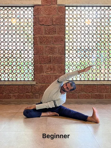 This carousel demonstrates the progression into Upavistha Konasana for both beginner and advanced practitioners. It shows how to work on the forward fold and lateral bend, emphasizing that the abdomen should rest down before the chest.