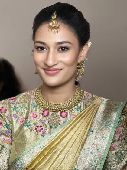 A joyful, candid moment. The makeup looks fresh and radiant, even in a less formal shot. I teach you how to create looks that are beautiful in every situation.