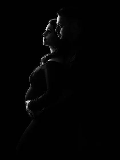 Another take on the minimalist maternity silhouette, this black and white image is all about form, anticipation, and the quiet strength of motherhood.