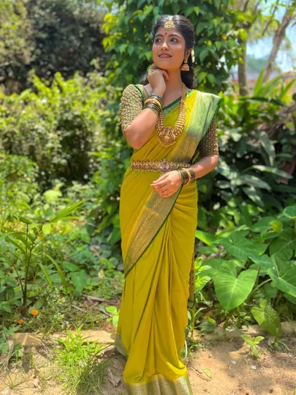 This elegant look is completed with traditional temple jewellery, also available for rent.