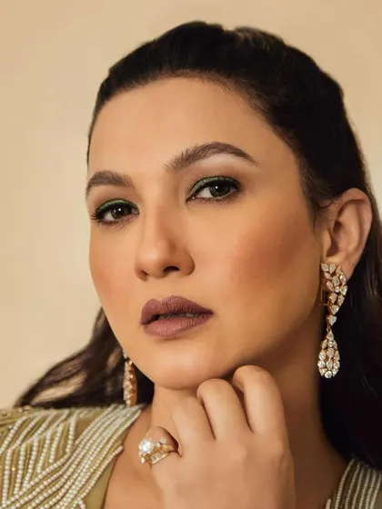 This shot really captures the glam vibe of the look. The voluminous ponytail paired with the stunning earrings creates a perfect red carpet ready appearance.