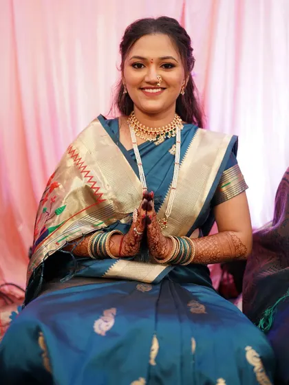 Bride Shivali during her Sakharpuda ceremony, looking serene and beautiful. Her makeup is kept natural and radiant to match the sanctity of the occasion.