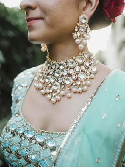 A closer look at bridal perfection. This image highlights the stunning craftsmanship of the oversized polki stones and delicate pearl drops, a set designed to be both grand and gracefully feminine.
