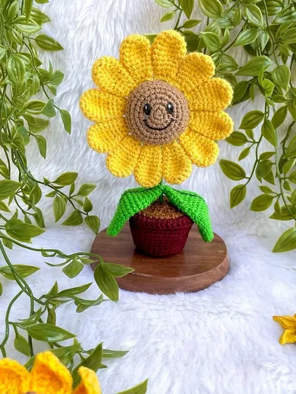 Here’s a little pot of sunshine to brighten up your desk. This smiling sunflower is one of my most cheerful creations and is designed to sit in its own little pot, bringing a bit of everlasting happiness to your workspace.