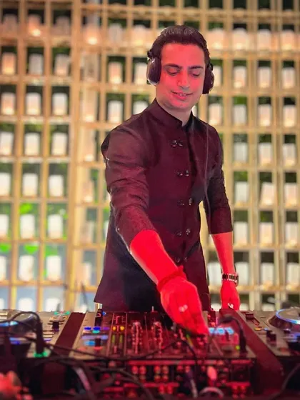 The last few weeks have been splendid. A shot of me keeping the momentum going against a wall of lights, playing some Sufi-inspired tracks.