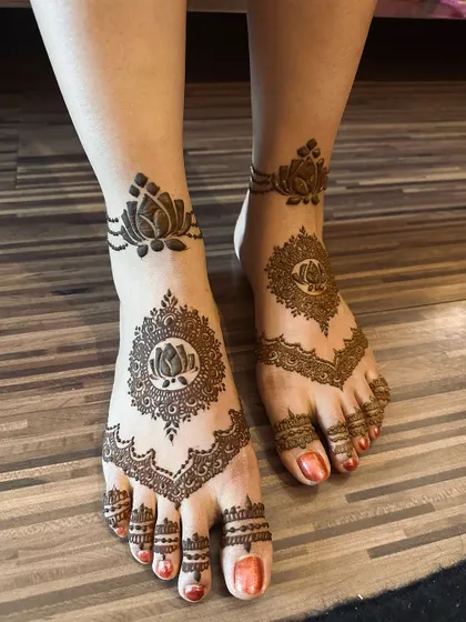 A minimalist yet stunning foot design centered around a lotus mandala. This is perfect for brides who prefer a more modern and less dense style.