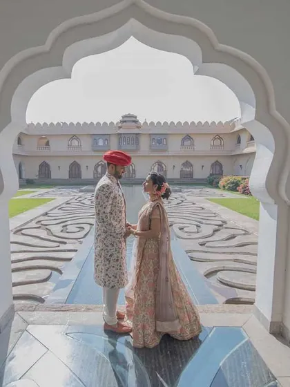 A regal pre-wedding shoot at the Evolve Back resort in Hampi. I focus on using grand architecture to frame couples, creating images that feel both timeless and majestic, perfect for a royal-themed pre-wedding album.