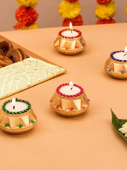 Small, pot-shaped candles perfect for festive gifting. The composition is clean and focuses on the product's charming design.