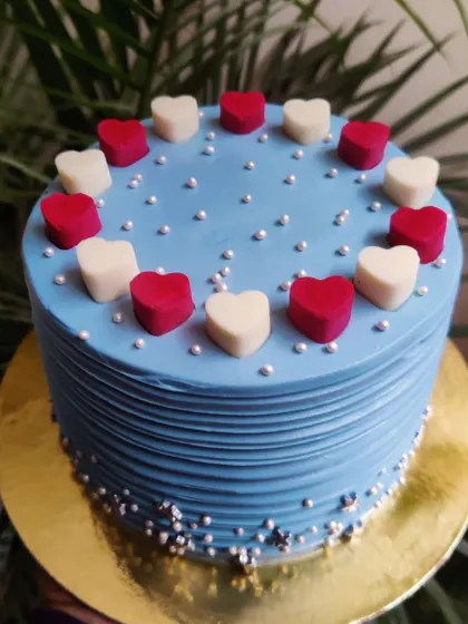 I love the simplicity of this ribbed blue cake, topped with a circle of red and white chocolate hearts.