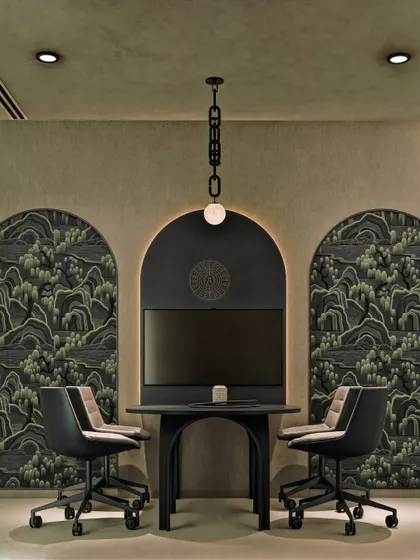 For smaller, more intimate meetings, we designed this two-person setup. Arched niches with scenic wallpaper create a unique backdrop, while a chain-link pendant light adds an industrial-chic detail.