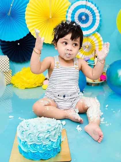 Hands up if you love cake! This baby boy is covered in frosting and having the best time during his cake smash.