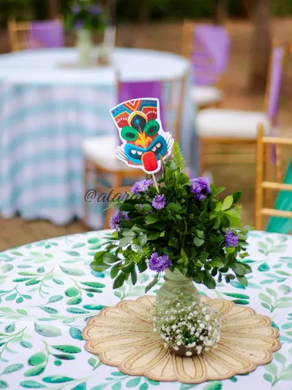 A small, delightful detail from a Moana-themed party. This centerpiece with a tiki mask prop shows how even the smallest elements are thoughtfully curated to fit the island adventure theme.