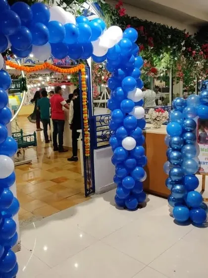 The entrance to the Mickey Mouse party, featuring a large balloon arch to welcome guests.