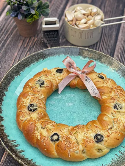The Jalapeño Olive Cheese Wreath is a great centerpiece for a Christmas dinner or party.