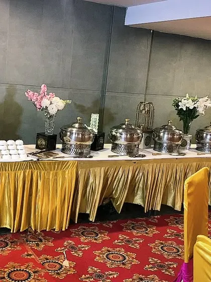 This royal-themed buffet setup features ornate decor and elegant chafing dishes, bringing a five star experience to a private event in Gurgaon.