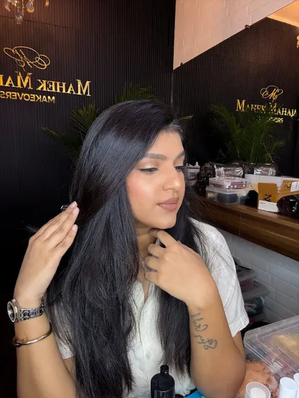 A final look at the simple and elegant party makeup.