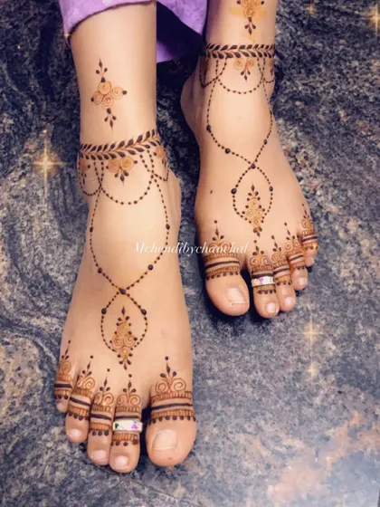 A simple and elegant foot mehendi that looks like beautiful anklets. This minimalist design is perfect for any festive occasion.