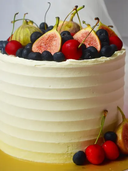 The fresh figs on this cake really elevated its elegance. Paired with cherries and blueberries, it's a perfect example of how fresh, seasonal fruit can be the best decoration.