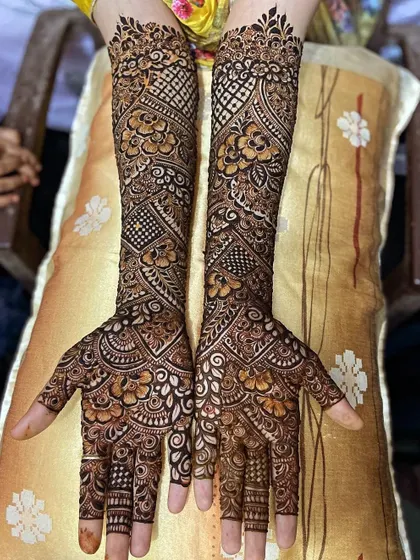 This is what I call a "full bloom" design. It's packed with dense floral work, where every space is filled with petals and leaves, creating an incredibly rich and detailed effect.
