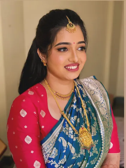 For Navya's Varpooja, we went with a traditional and fuss-free look. The makeup is simple yet elegant, perfect for a pre-wedding ceremony.