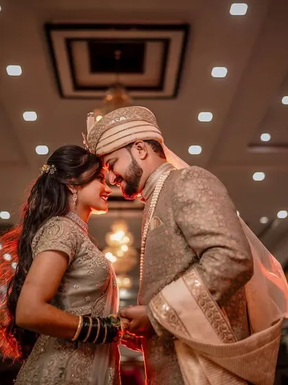 A romantic portrait of Shilpa and her husband. Her soft, glamorous reception makeup and hairstyle look stunning in this beautifully lit shot.
