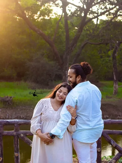 A tender embrace from behind. This pose is so full of warmth and protection, perfectly capturing the love between the couple in a beautiful natural setting.