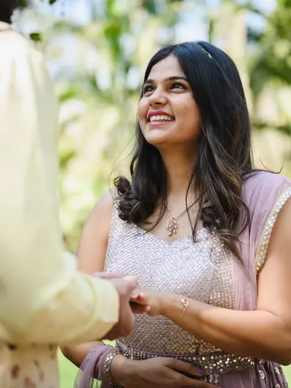 The way Srushti looks at Akshay during their ring ceremony is just beautiful. It’s these little glances, full of love and anticipation, that I aim to capture.