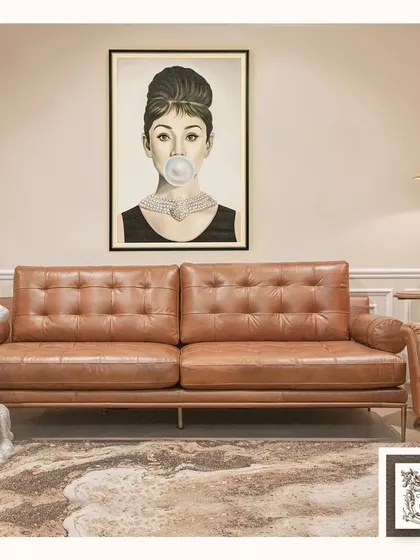 This iconic Audrey Hepburn "Blue Bubble Gum" wall decor creates a stylish and eclectic look. Paired with a mid-century modern leather sofa, it blends classic Hollywood glamour with contemporary fun.